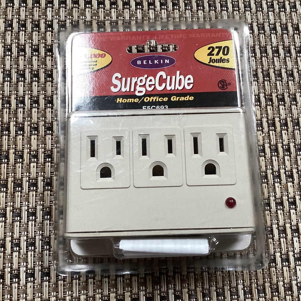 Belkin SurgeCube 270 joules Home/Office Grade F5C693 New